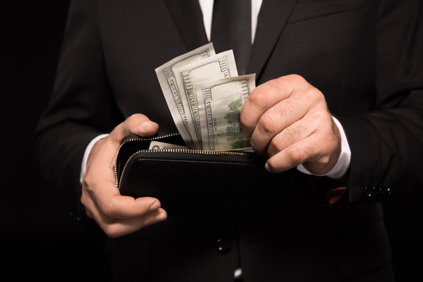 Ο άνθρωπος λαμβάνουν τα χρήματα από το πορτοφόλι - Φωτογραφία, εικόνα