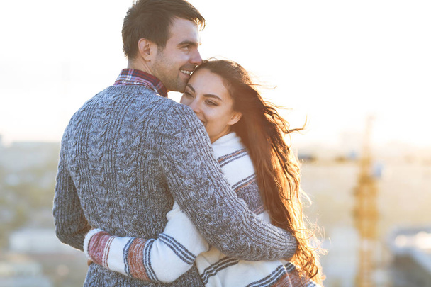 若い男と女が抱擁し、屋外で楽しみを持って - 写真・画像