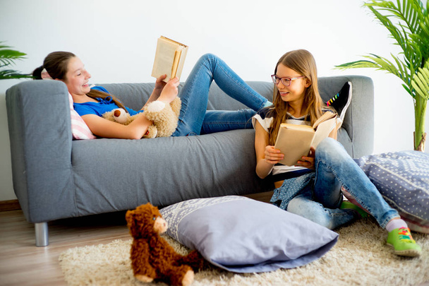 Deux filles étudient à la maison
 - Photo, image