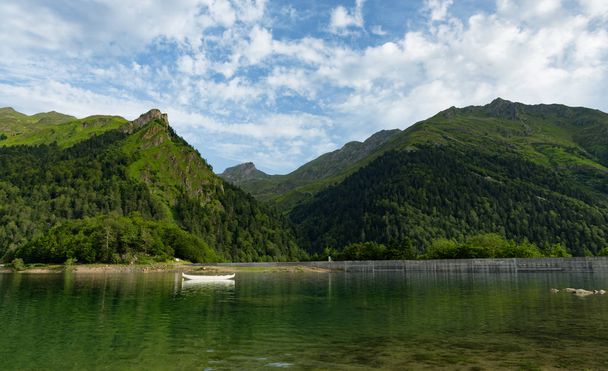  горное озеро во французских Пиренеях
 - Фото, изображение