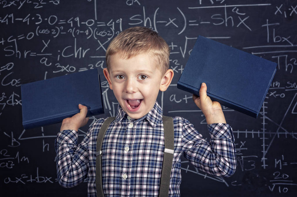 school jongen en blackboard - Foto, afbeelding