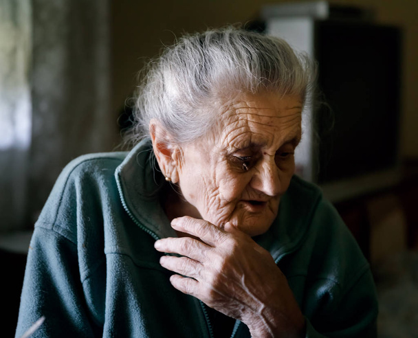 高齢者の孤独な女性 - 写真・画像