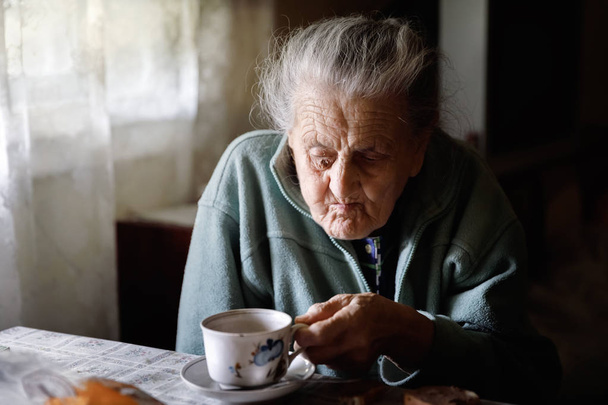 Anciana mujer solitaria
 - Foto, Imagen