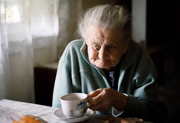 Oudere eenzame vrouw - Foto, afbeelding