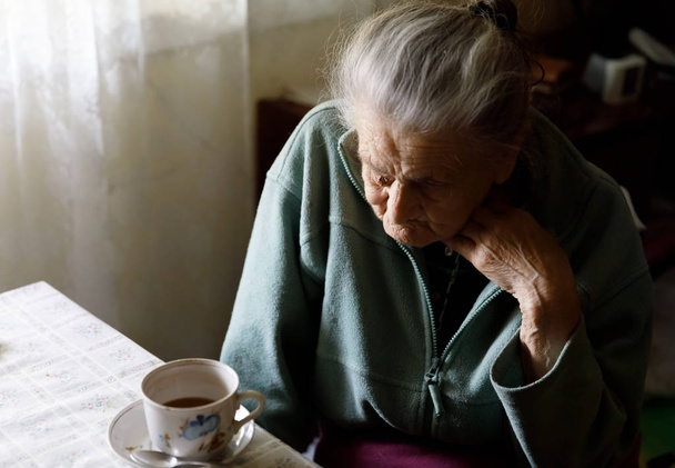 Idős, magányos nő - Fotó, kép
