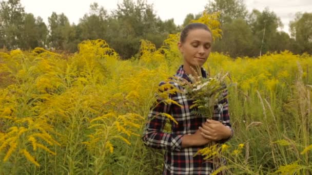 Meisje met boeket van wilde bloemen in handen - Video