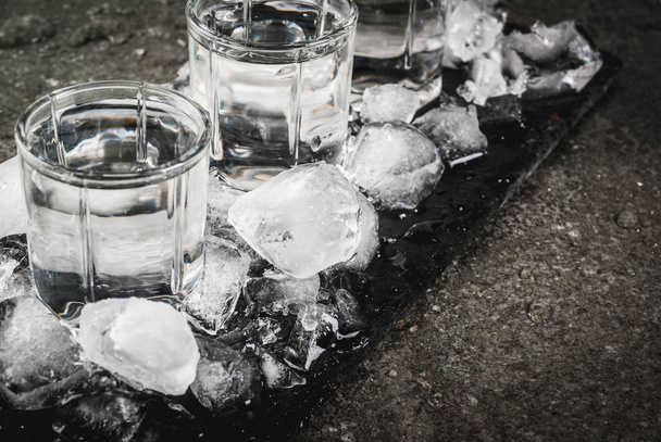 Três copos de vodka
 - Foto, Imagem