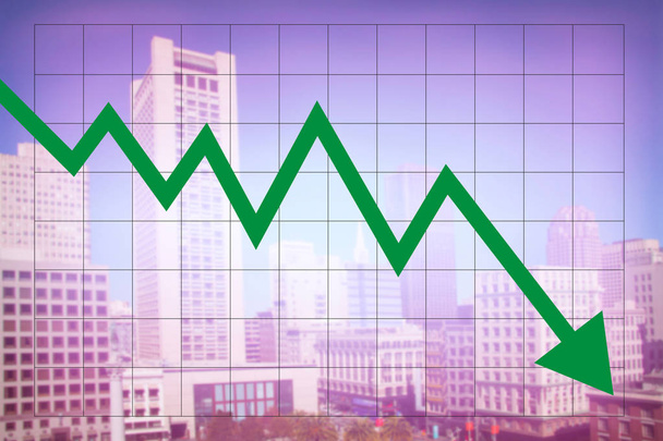 Onroerend goed markteconomie met toenemende grafiek en groene pijl naar beneden met kleurrijke wazig stadsgezicht - Foto, afbeelding