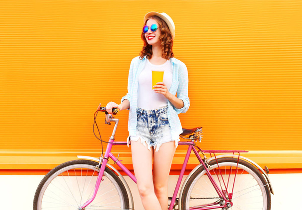 Summer fashion woman with coffee or juice cup and retro vintage  - Foto, imagen