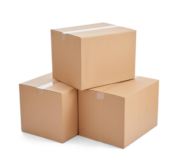 primer plano de una pila de cajas de cartón sobre fondo blanco - Foto, imagen