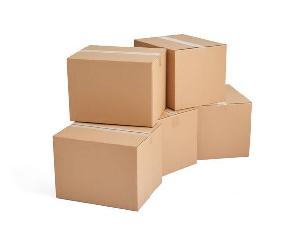 gros plan d'une pile de boîtes en carton sur fond blanc - Photo, image