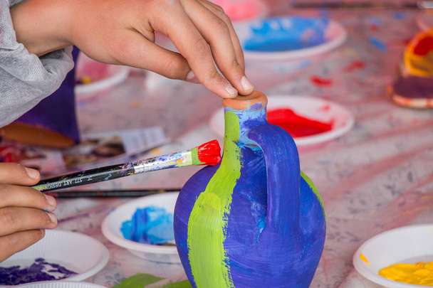 Niños pequeños decorando su cerámica de arcilla hecha a mano - Foto, Imagen