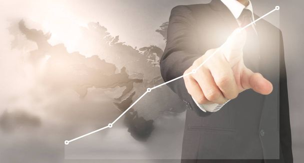  Geschäftsmann plant Graphenwachstum und Zunahme positiver Indikatoren in seinem Geschäft - Foto, Bild