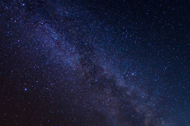 Samanyolu yıldız ve evrendeki, uzun pozlama fotoğraf, tahıl ile uzay tozu ile - Fotoğraf, Görsel