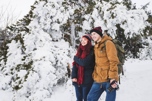 Coppia di turisti nella foresta invernale
 - Foto, immagini