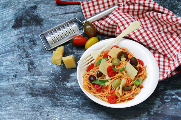 Spagetti tészta, Paradicsom szósz és olajbogyó - Fotó, kép