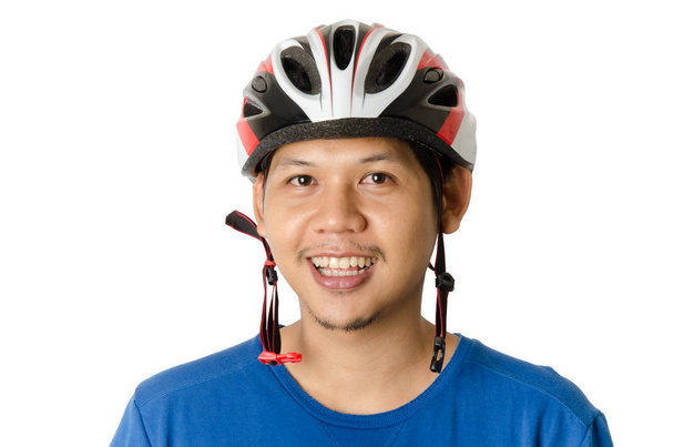 Азиатский мужчина носит велосипедный шлем готов для езды на велосипеде
 - Фото, изображение