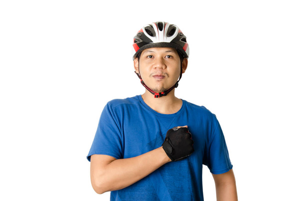 Азиатский мужчина носит велосипедный шлем и перчатки готовы для езды на велосипеде
 - Фото, изображение