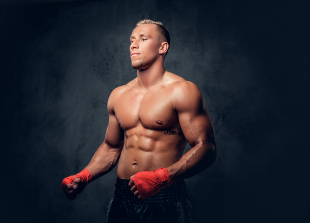 Shirtless kick boxer em um estúdio
 - Foto, Imagem