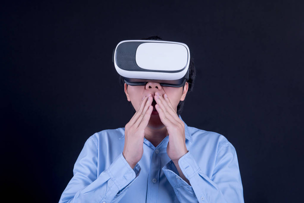 Fiatal ázsiai ember visel a virtuális valóság szemüveg - Fotó, kép
