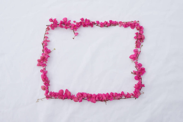 Rechteck rosa Blume Rahmen der Korallenrebe  - Foto, Bild