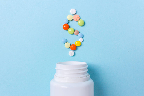 Diverse farmaceutische geneeskunde pillen, tabletten en capsules dol - Foto, afbeelding