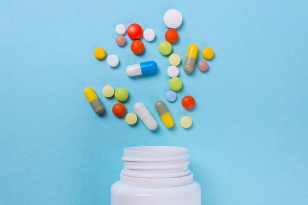 Surtido de píldoras de medicamentos farmacéuticos, tabletas y cápsulas y
 - Foto, Imagen