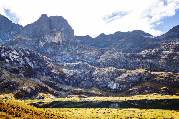 Beautiful mountains landscapes in Cordillera Huayhuash - Valokuva, kuva