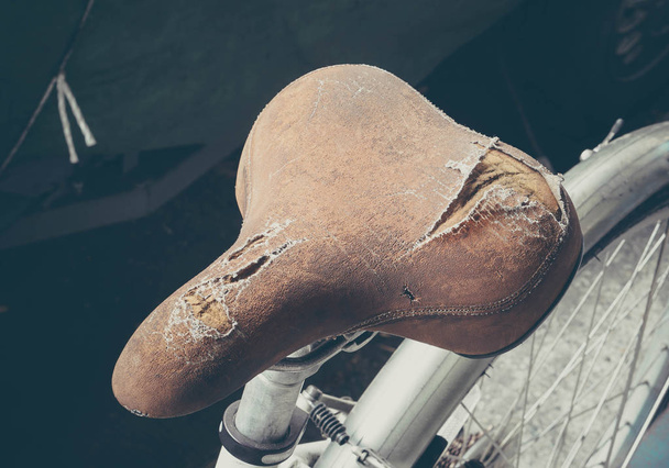 Torn bicycle seat - Foto, Imagen