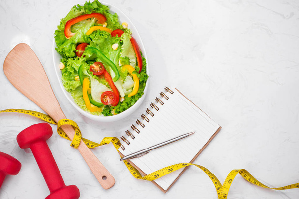 Taze salata ile sağlıklı fitness yemek. Diyet kavramı. - Fotoğraf, Görsel