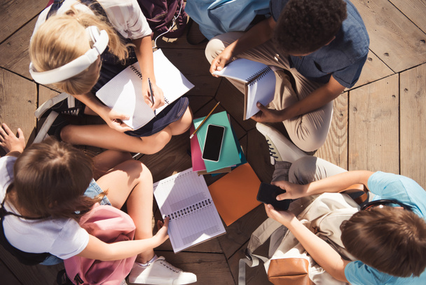 adolescentes multiétnicos estudiando juntos
 - Foto, Imagen