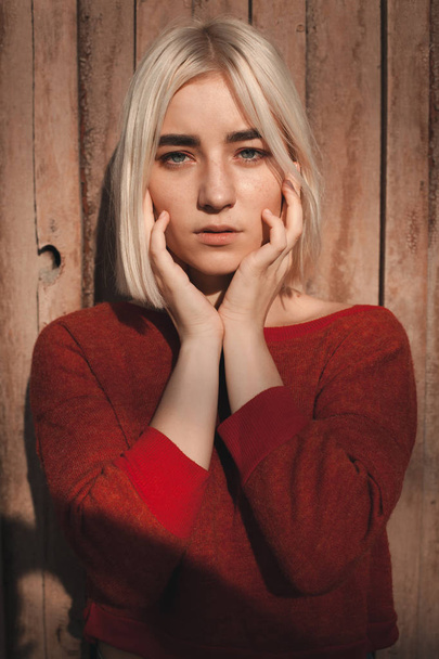 blonde woman in red sweater - Foto, Imagen