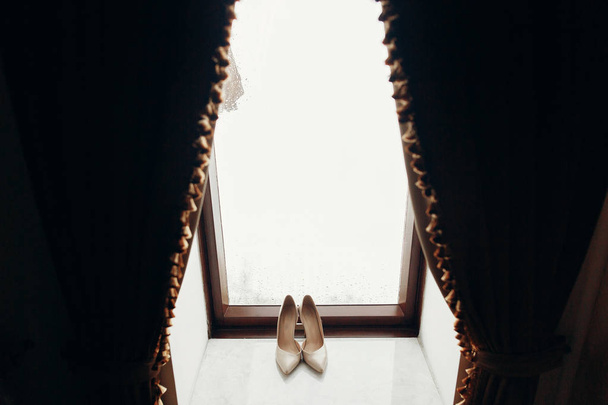  white shoes for bride - Fotografie, Obrázek