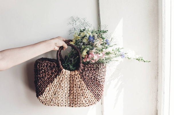 рука держа полевые цветы
 - Фото, изображение