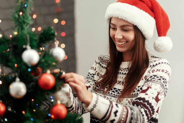 woman decorating Christmas tree - Фото, зображення