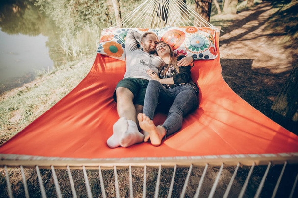 pareja durmiendo en cómoda hamaca
  - Foto, Imagen