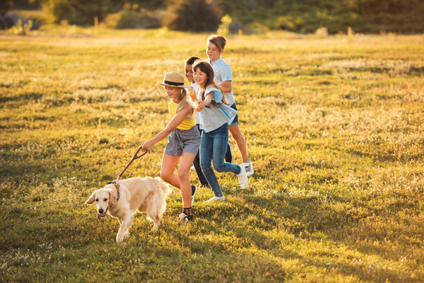 adolescentes con perro en parque
 - Foto, imagen