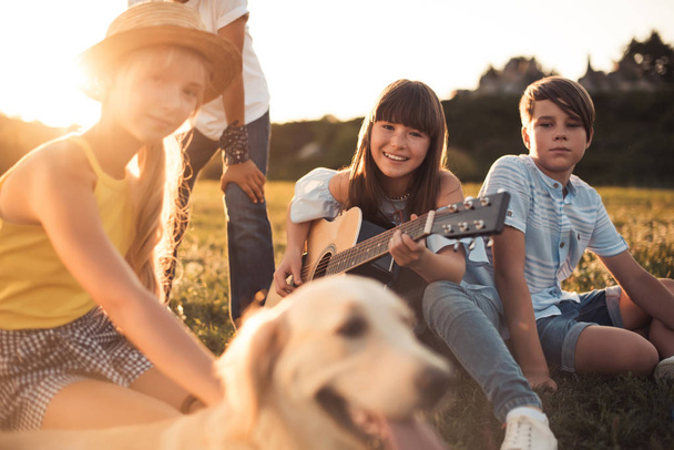 adolescents multiethniques avec guitare
 - Photo, image