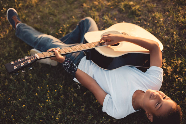 Африканский американский мальчик с гитарой
 - Фото, изображение