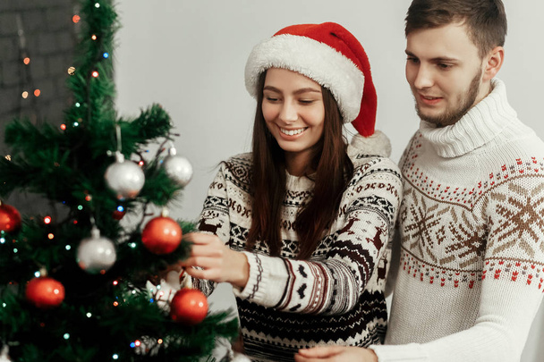 femme et homme décorant arbre de Noël
 - Photo, image