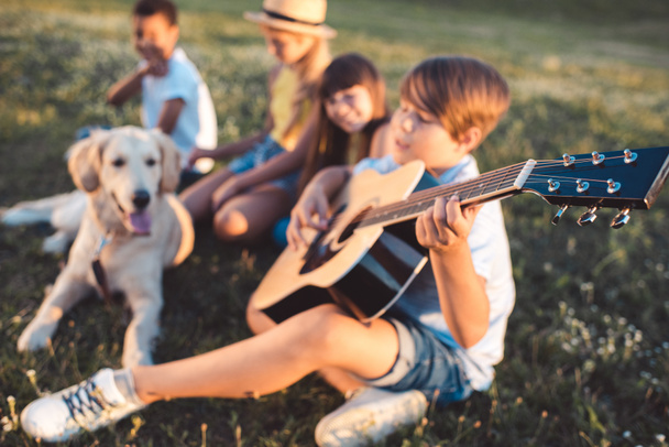 multiethnic teenagers with guitar - Фото, зображення