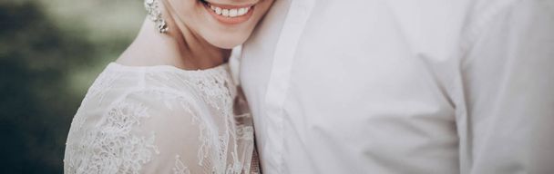 átölelve mosolygó menyasszony vőlegény - Fotó, kép