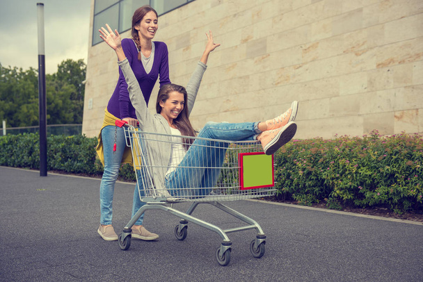 meninas se divertir com o carrinho de compras
 - Foto, Imagem