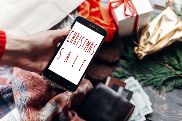 クリスマス販売テキストに携帯電話を保持 - 写真・画像