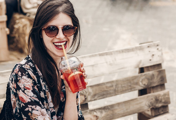tyylikäs hipster nainen aurinkolasit punaiset huulet juominen sitruuna
 - Valokuva, kuva
