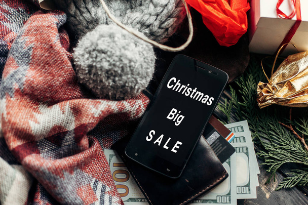 Χριστούγεννα πώληση κείμενο στην οθόνη του τηλεφώνου - Φωτογραφία, εικόνα