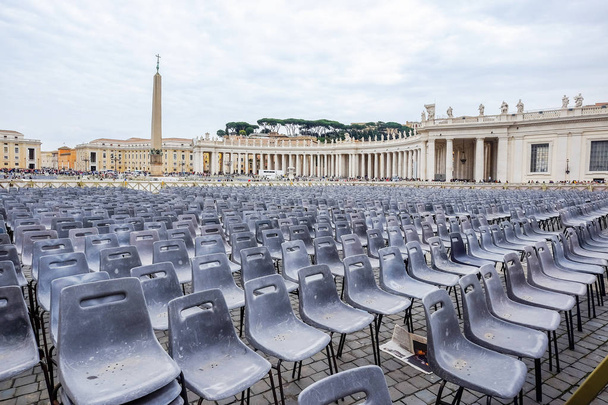 Più file di sedili neri. Vaticano
 - Foto, immagini