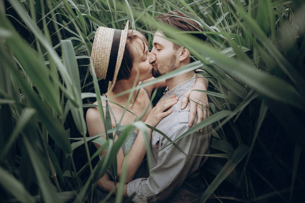 girl and straw hat kissing man - Foto, imagen