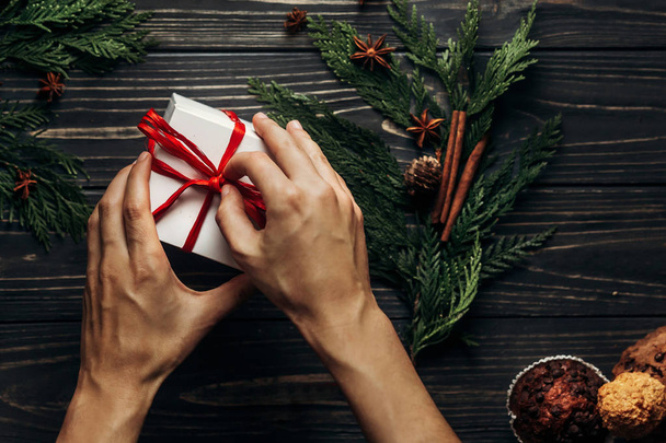 hands wrapping christmas present - Φωτογραφία, εικόνα