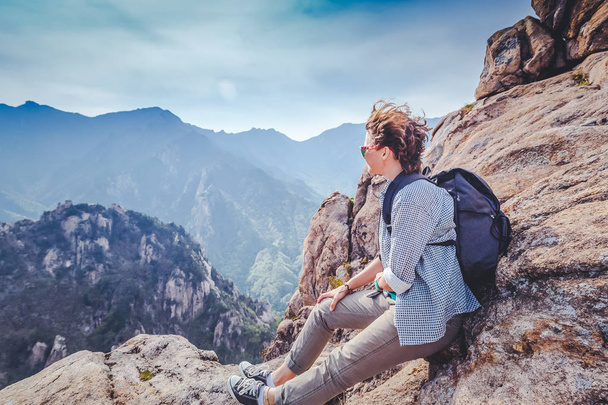 Happy young woman traveler in the mountains enjoying the view. F - Foto, Imagem
